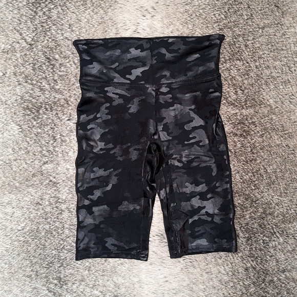SPANX Faux Leather Bike Shorts Camo Women's XS - Picture 4 of 9